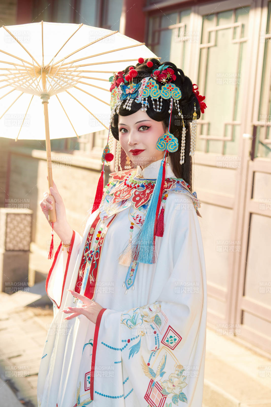 国潮戏曲服饰妆容手持油纸伞的中国美女图片