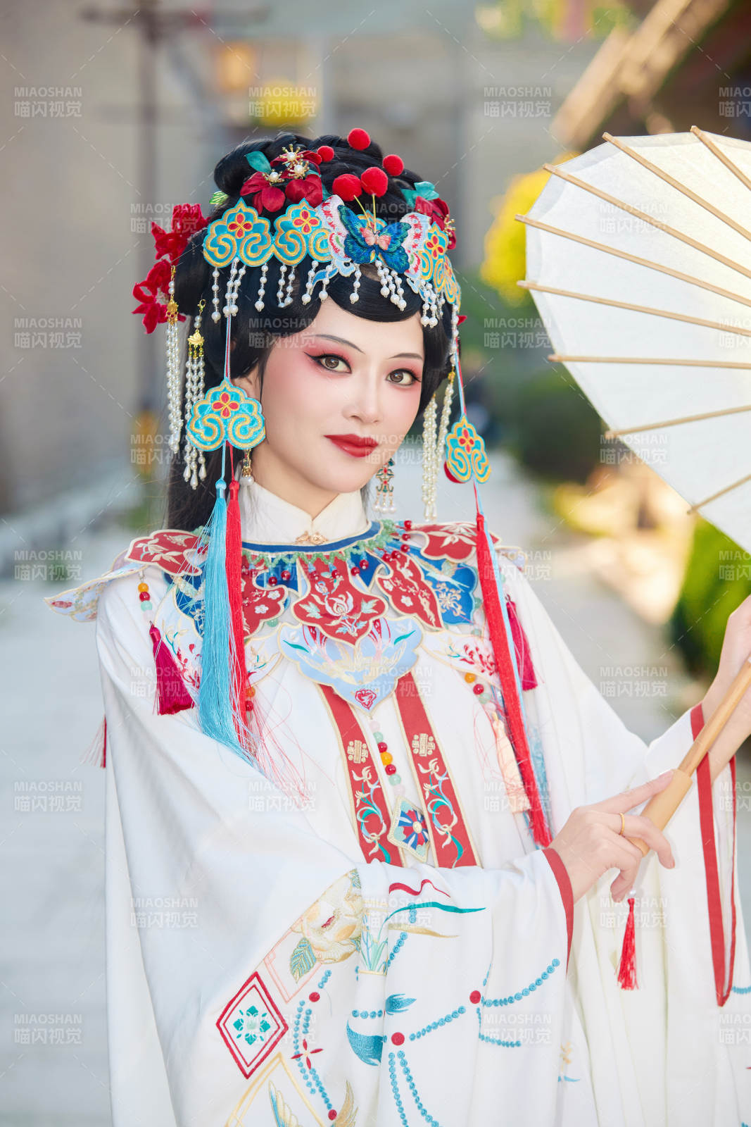 国潮戏曲服饰妆容手持油纸伞的中国美女图片