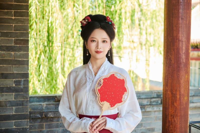 穿着中国汉族服饰马面裙的东方女性图片