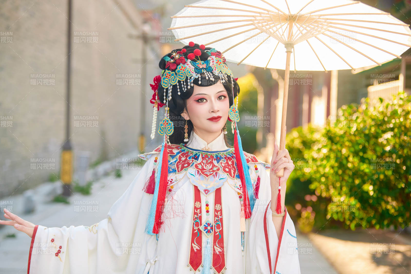 国潮戏曲服饰妆容手持油纸伞的中国美女图片