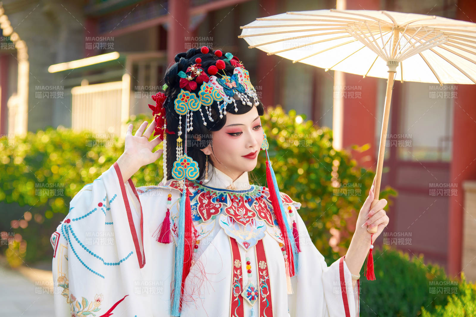 国潮戏曲服饰妆容手持油纸伞的中国美女图片