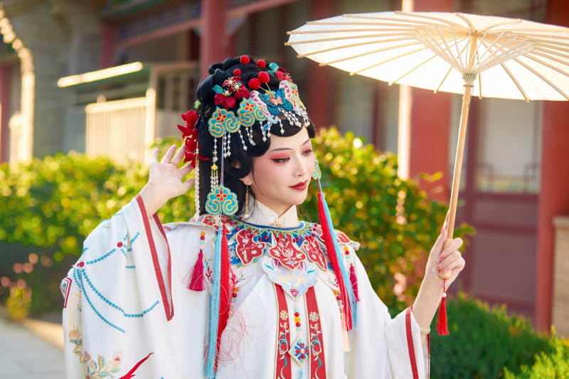 国潮戏曲服饰妆容手持油纸伞的中国美女图片