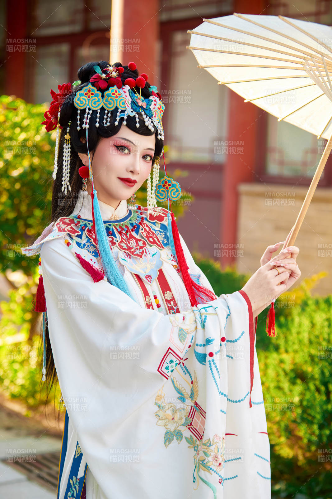 国潮戏曲服饰妆容手持油纸伞的中国美女图片