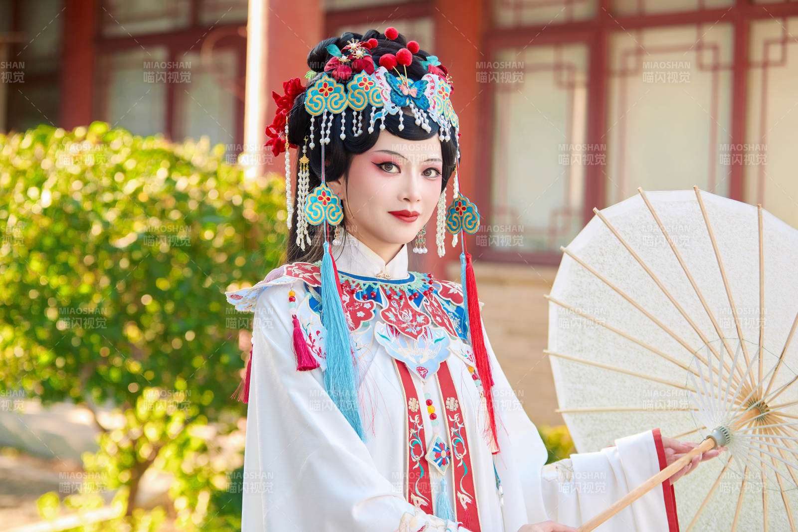 国潮戏曲服饰妆容手持油纸伞的中国美女图片