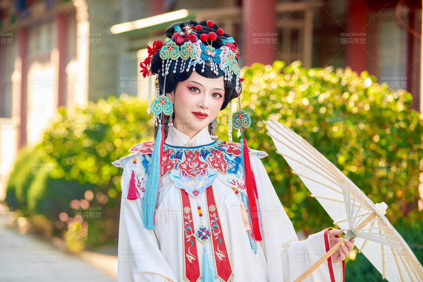 国潮戏曲服饰妆容手持油纸伞的中国美女图片