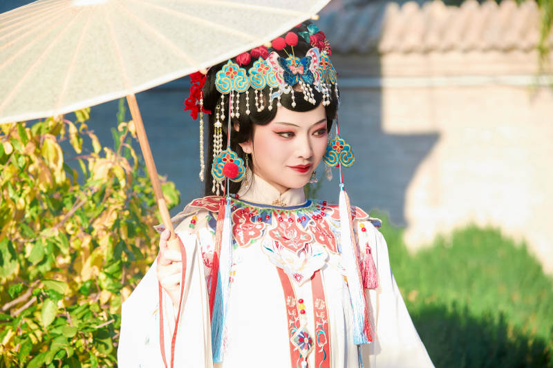 国潮戏曲服饰妆容手持油纸伞的中国美女图片