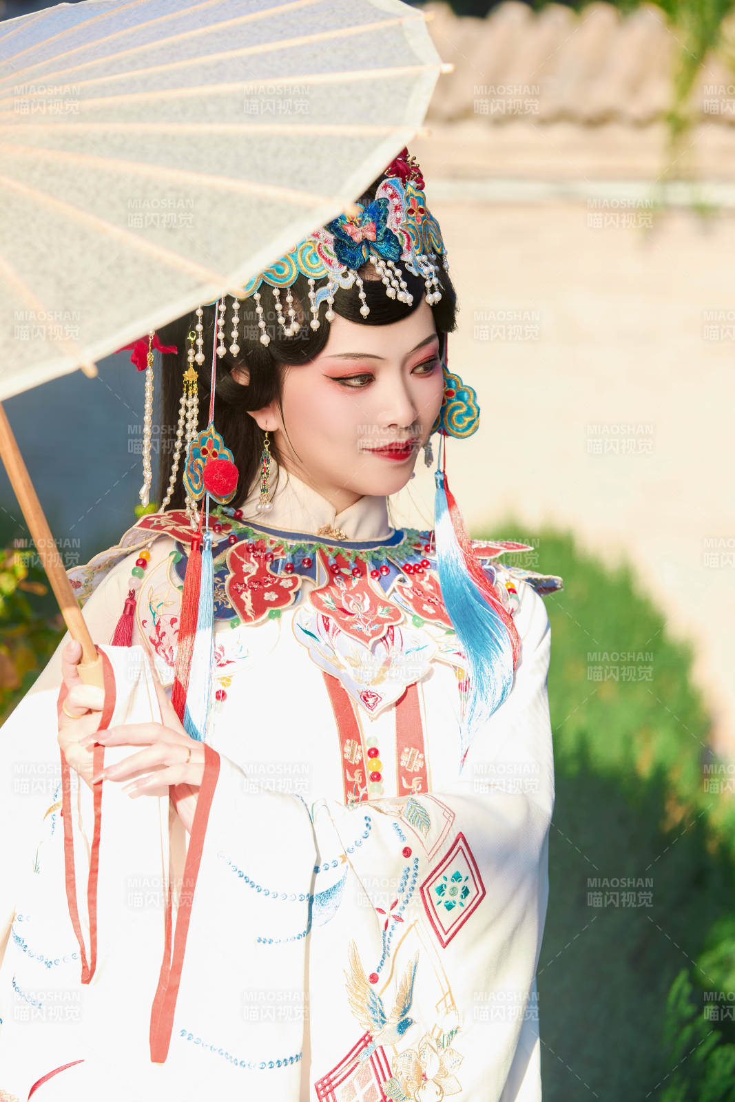 国潮戏曲服饰妆容手持油纸伞的中国美女图片