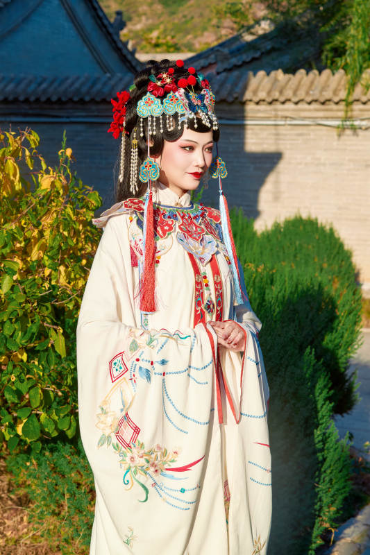 身穿国潮戏曲服饰装扮手拿花扇的中国美女图片