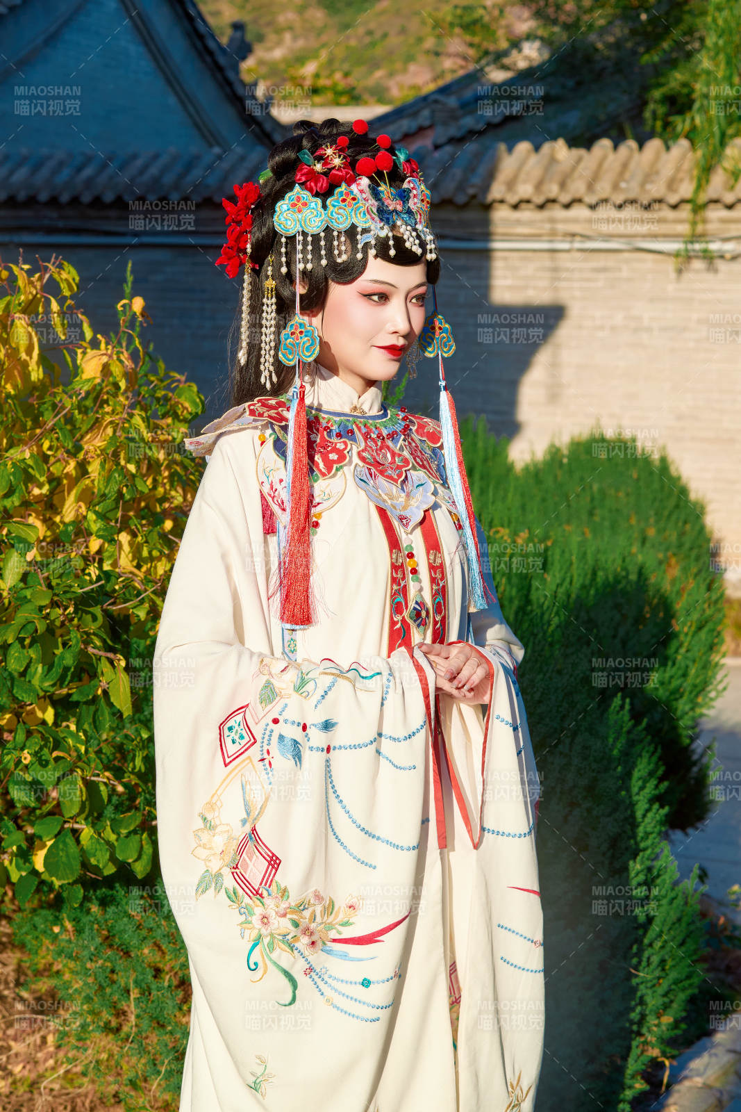 身穿国潮戏曲服饰装扮手拿花扇的中国美女图片