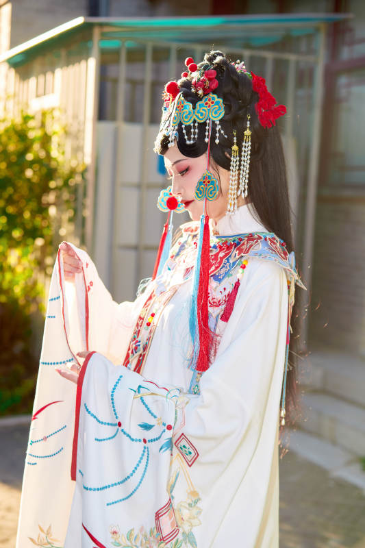 身穿国潮戏曲服饰装扮手拿花扇的中国美女图片