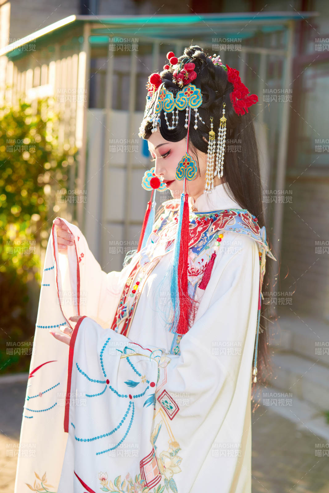 身穿国潮戏曲服饰装扮手拿花扇的中国美女图片