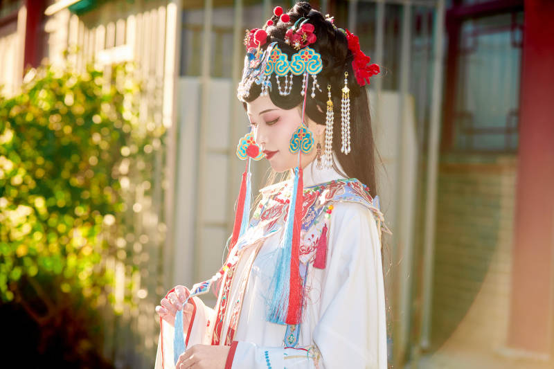 身穿国潮戏曲服饰装扮手拿花扇的中国美女图片