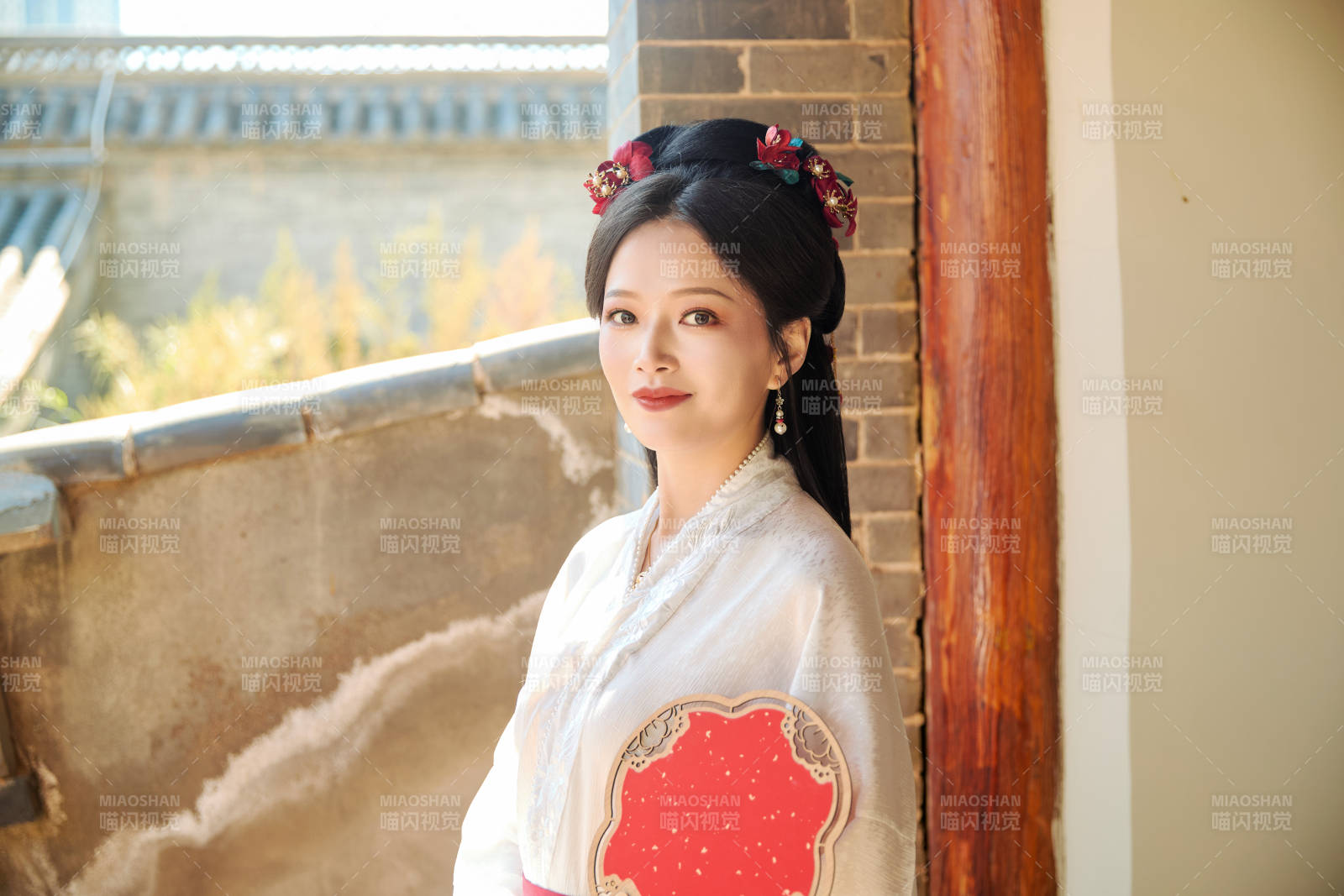 穿着中国汉族服饰马面裙的东方女性图片