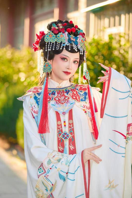 身穿国潮戏曲服饰装扮手拿花扇的中国美女图片