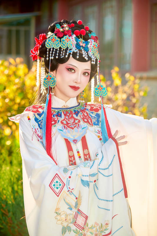 身穿国潮戏曲服饰装扮手拿花扇的中国美女图片