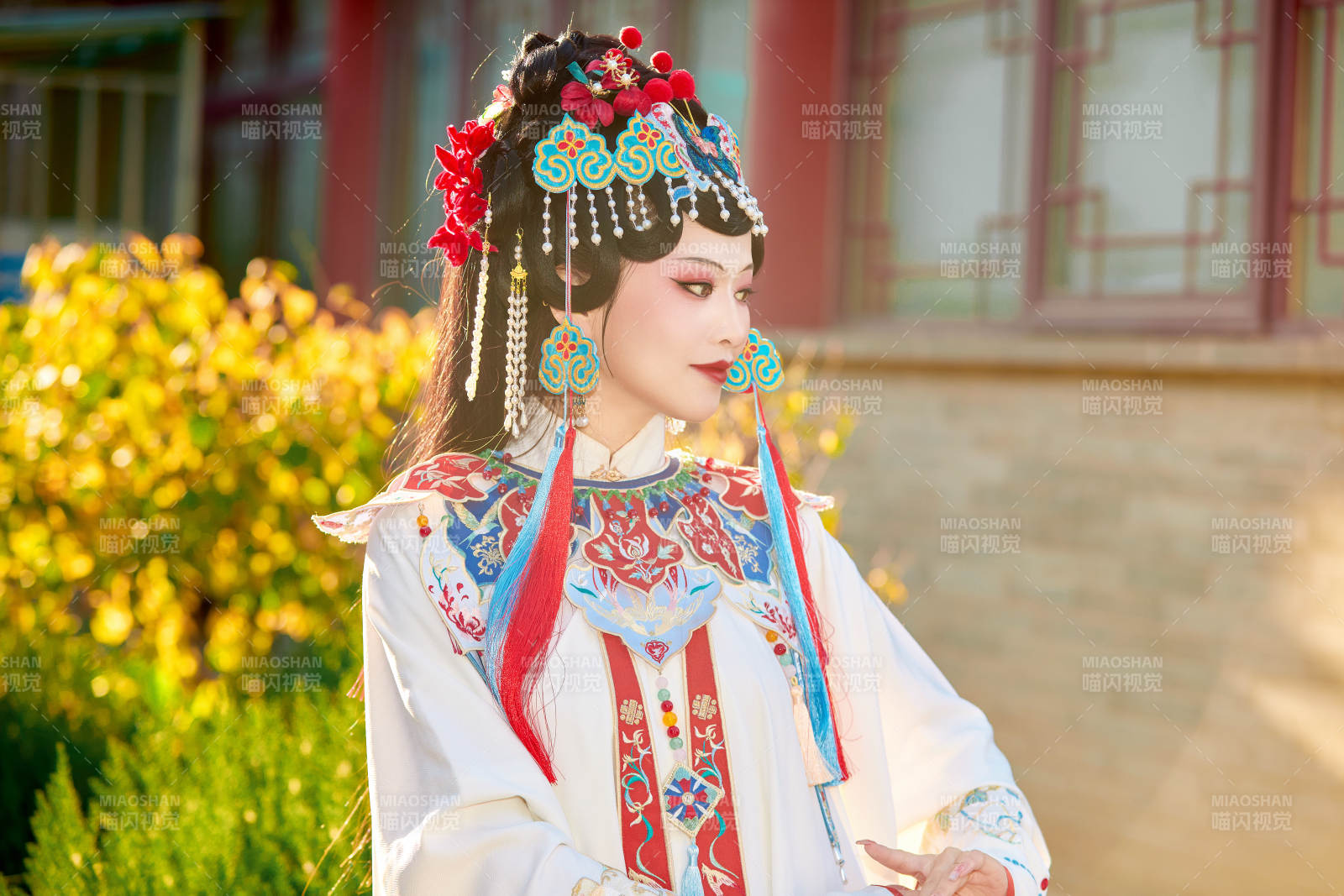 身穿国潮戏曲服饰装扮手拿花扇的中国美女图片