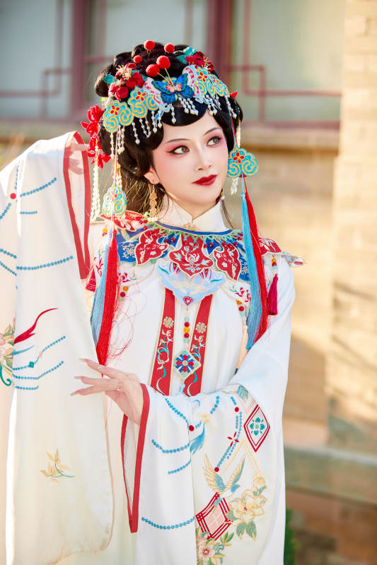 身穿国潮戏曲服饰装扮手拿花扇的中国美女图片