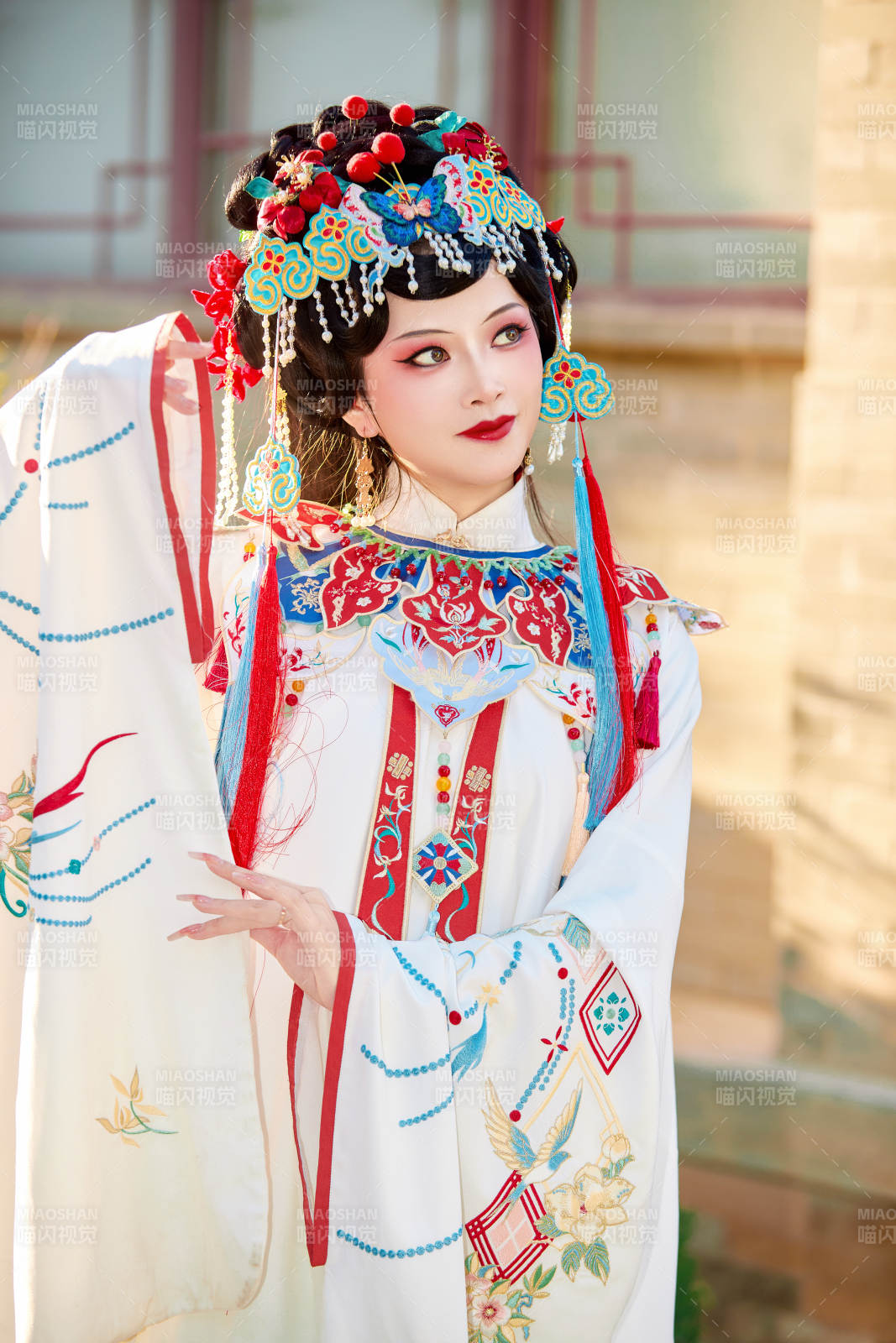 身穿国潮戏曲服饰装扮手拿花扇的中国美女图片