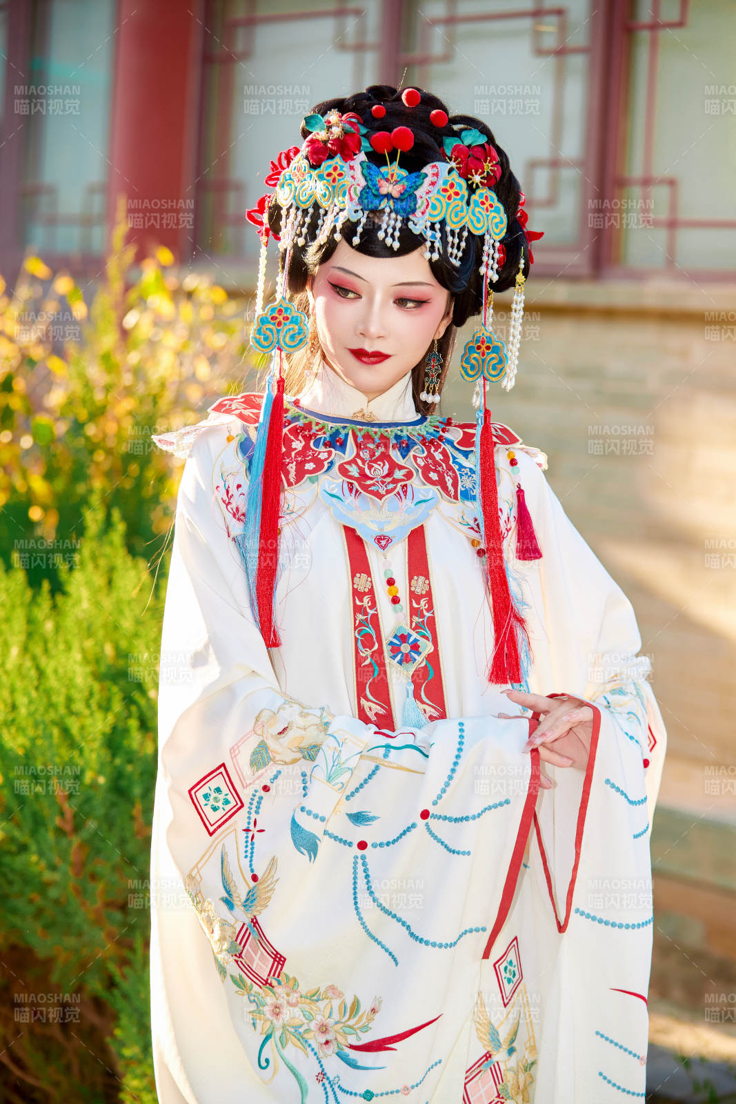 身穿国潮戏曲服饰装扮手拿花扇的中国美女图片