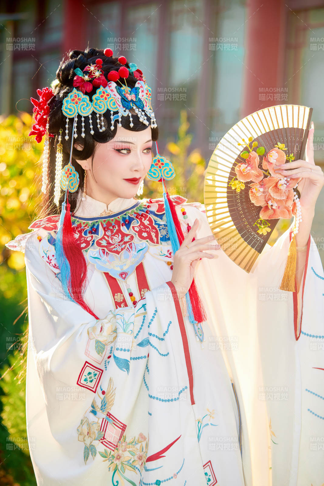 身穿国潮戏曲服饰装扮手拿花扇的中国美女图片