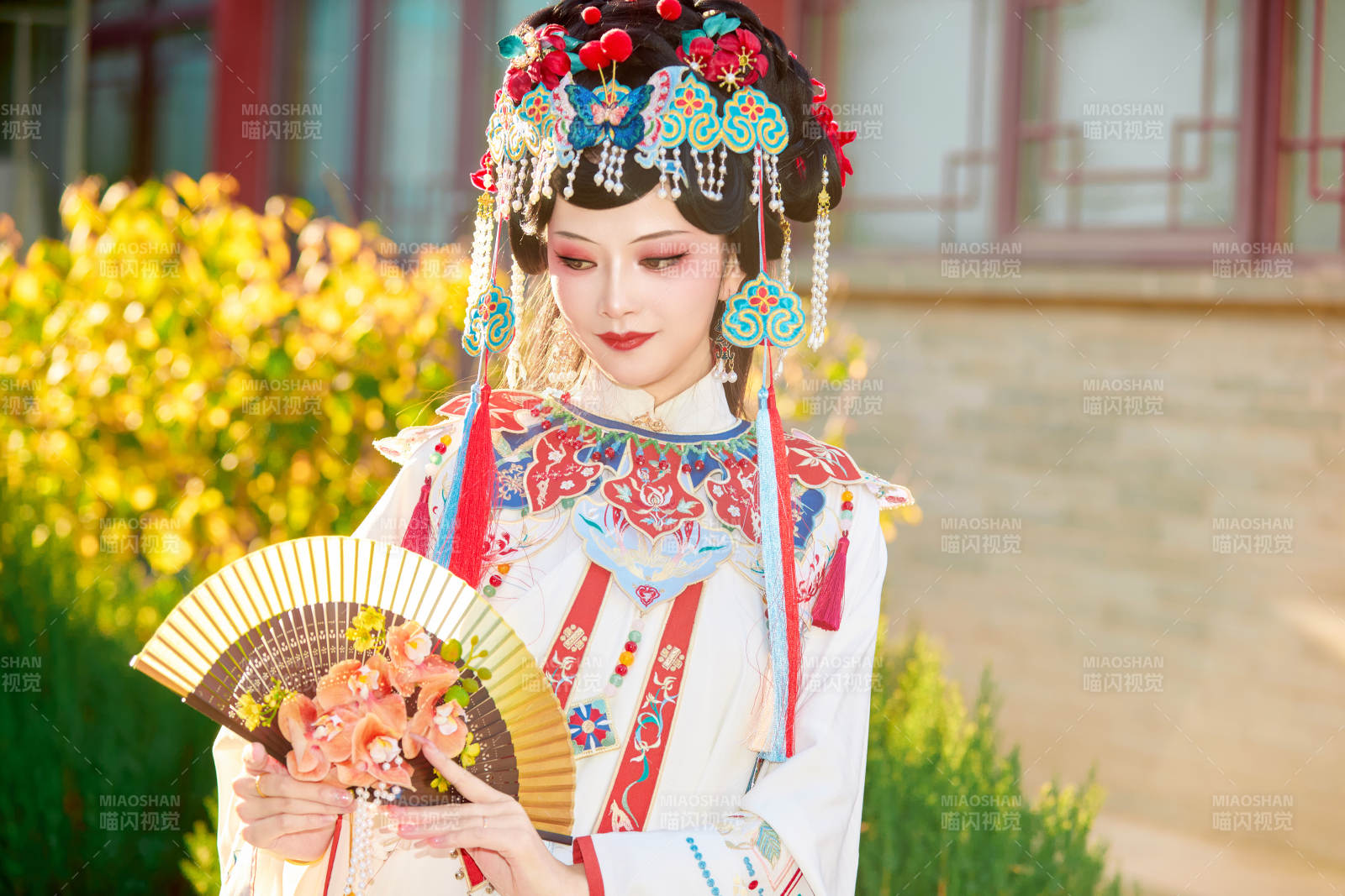 身穿国潮戏曲服饰装扮手拿花扇的中国美女图片