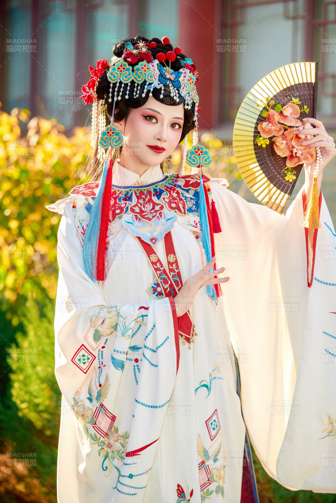 身穿国潮戏曲服饰装扮手拿花扇的中国美女图片