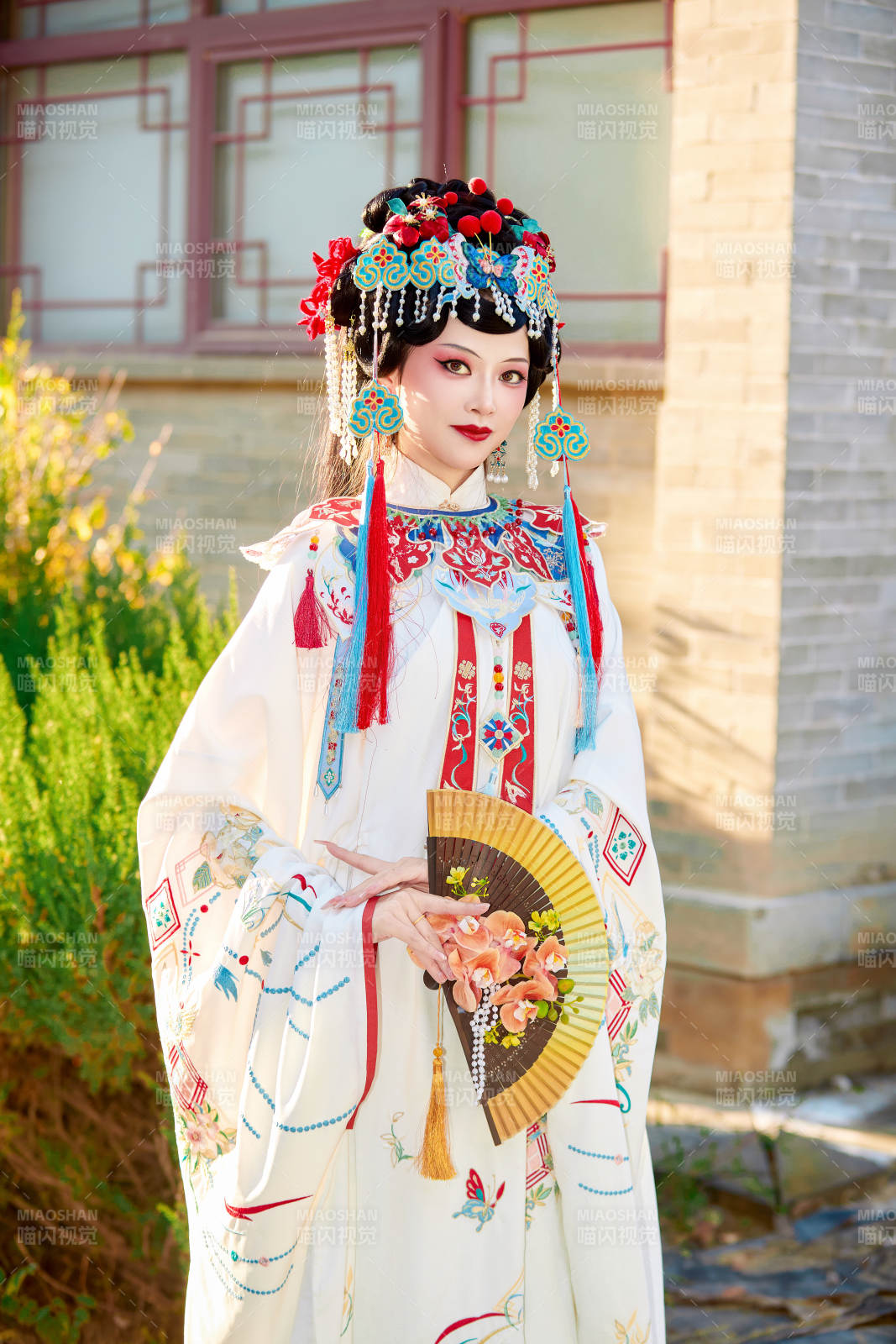 身穿国潮戏曲服饰装扮手拿花扇的中国美女图片