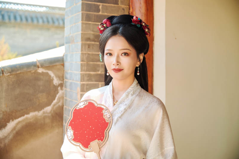 穿着中国汉族服饰马面裙的东方女性图片