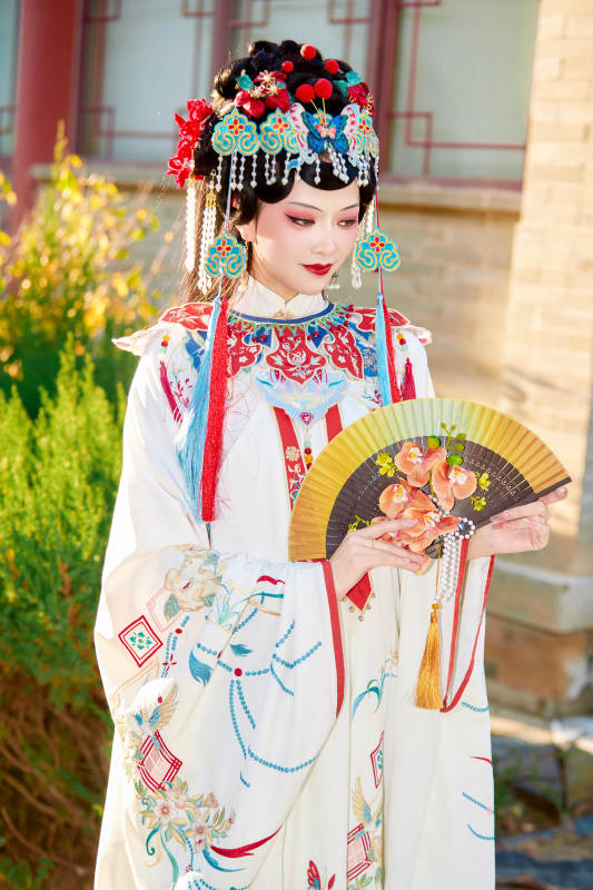 身穿国潮戏曲服饰装扮手拿花扇的中国美女图片