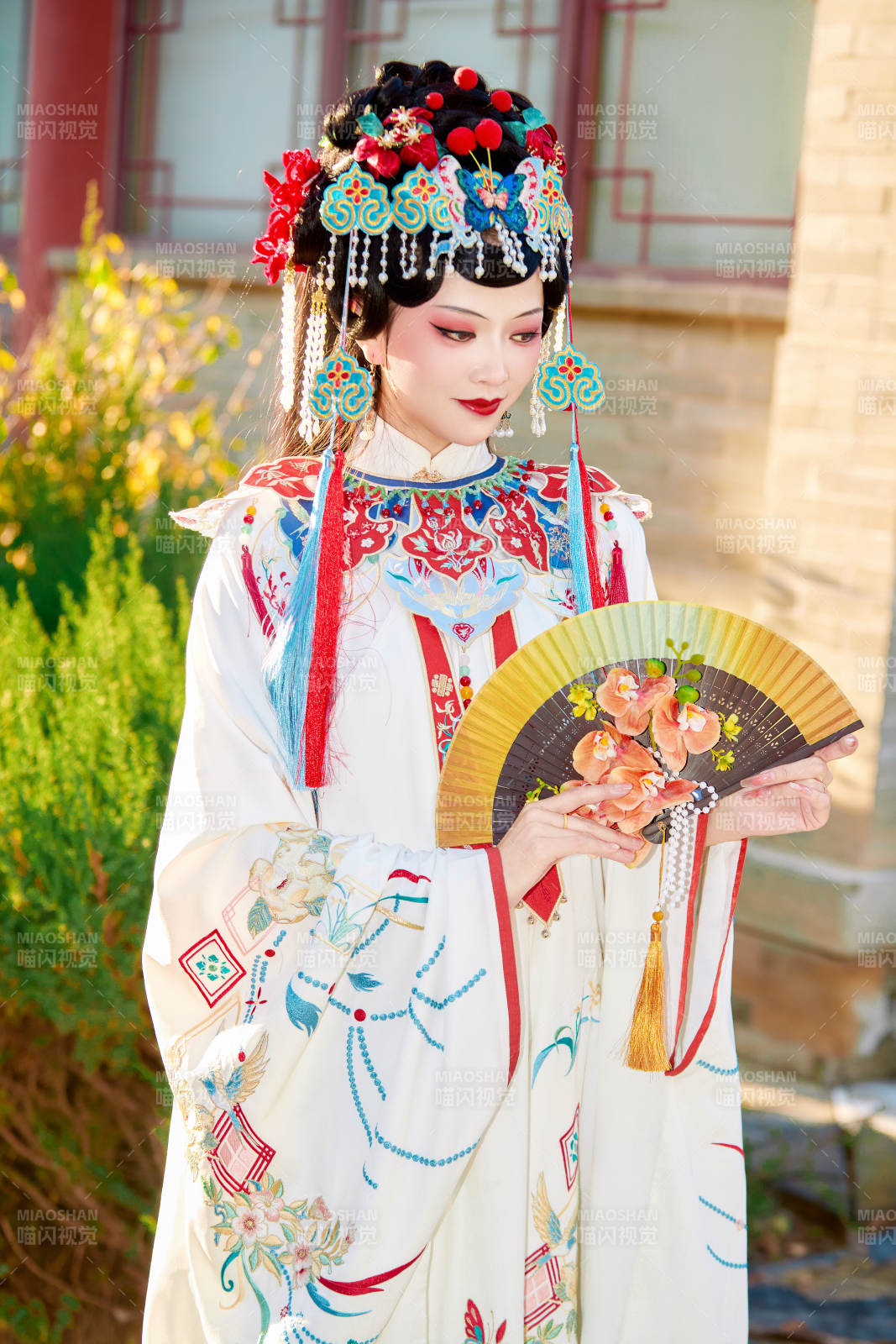 身穿国潮戏曲服饰装扮手拿花扇的中国美女图片