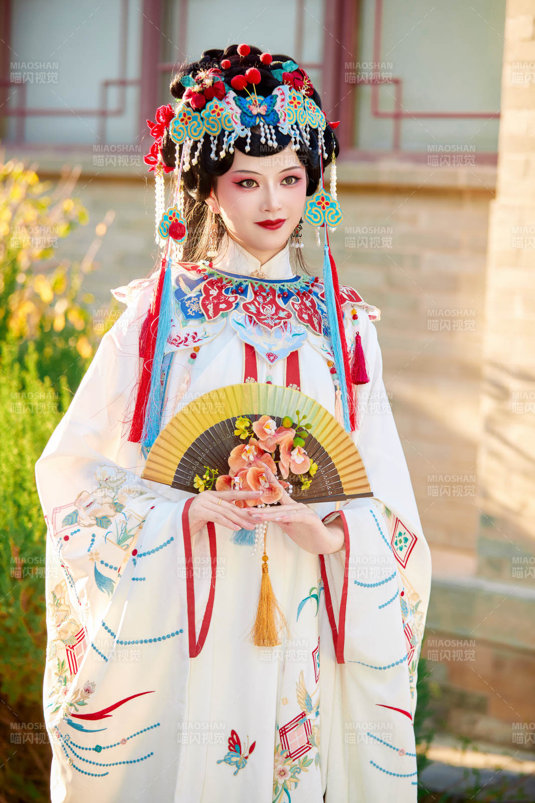 身穿国潮戏曲服饰装扮手拿花扇的中国美女图片