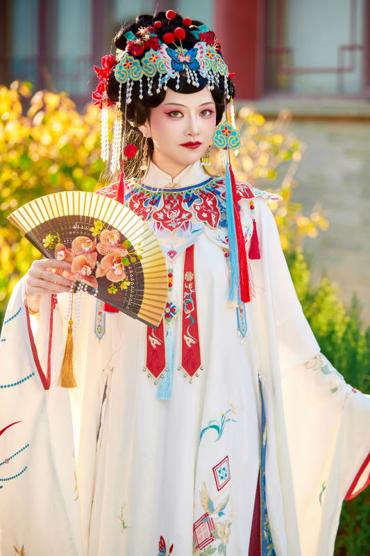 身穿国潮戏曲服饰装扮手拿花扇的中国美女图片