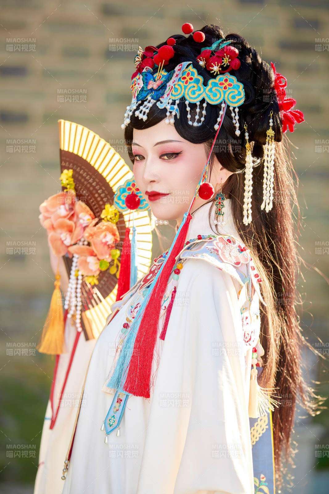 身穿国潮戏曲服饰装扮手拿花扇的中国美女图片