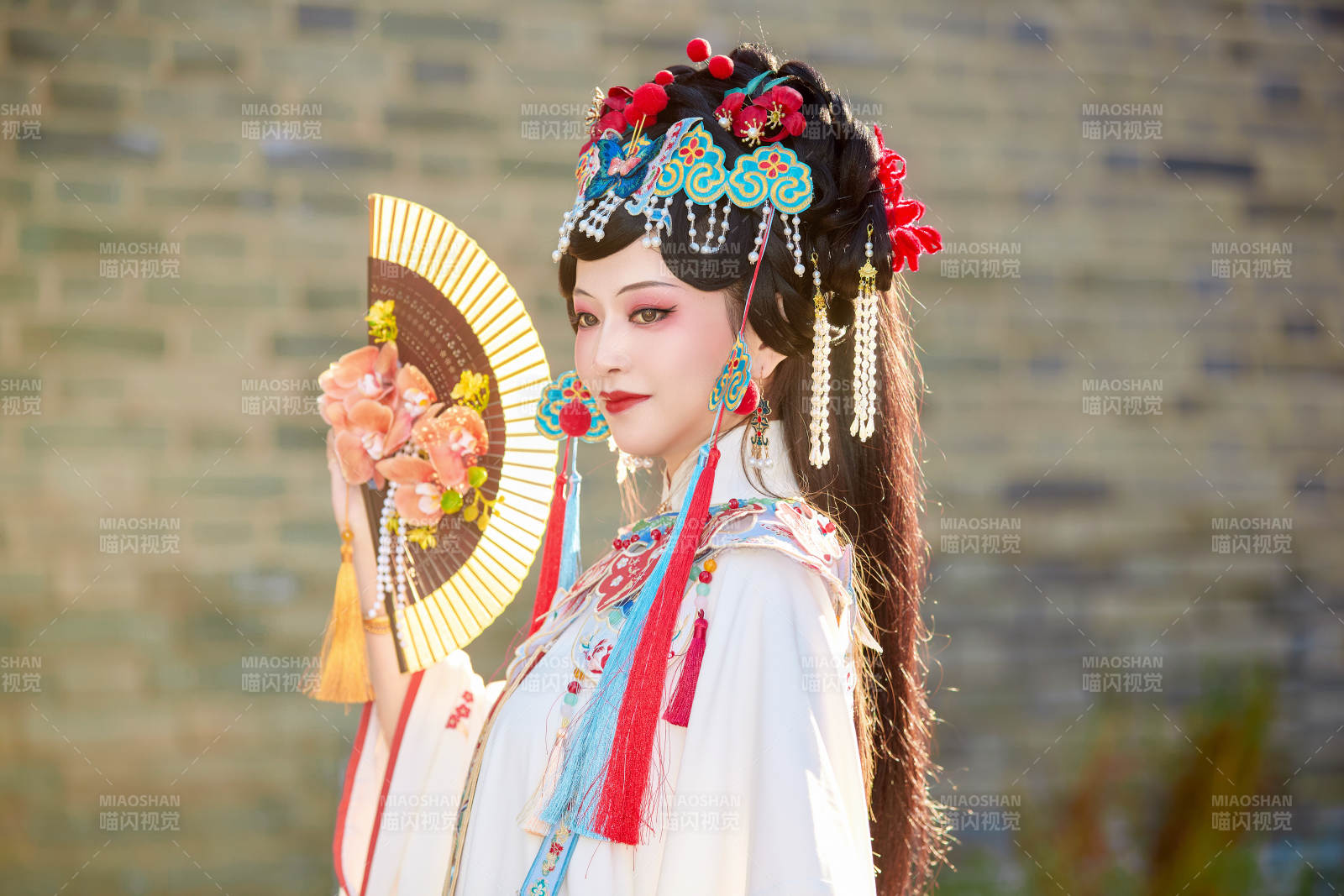 身穿国潮戏曲服饰装扮手拿花扇的中国美女图片