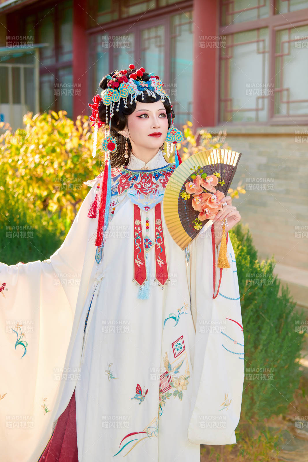 身穿国潮戏曲服饰装扮手拿花扇的中国美女图片