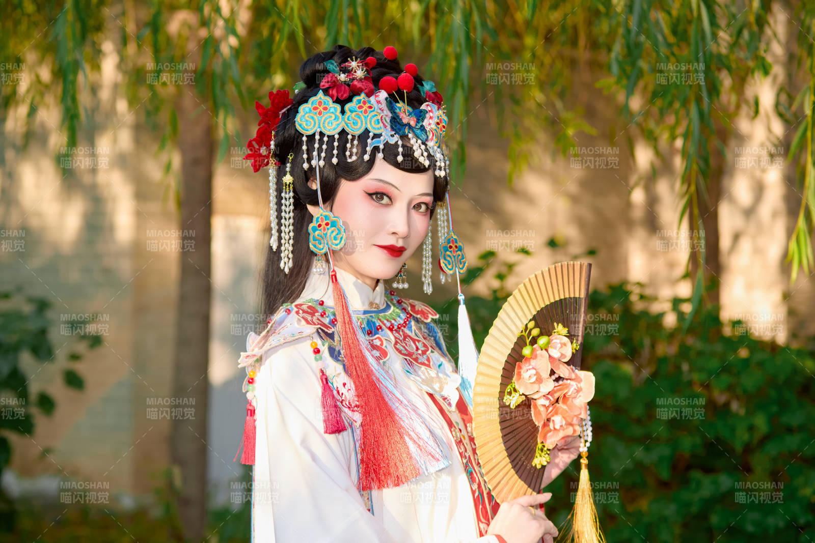 身穿国潮戏曲服饰装扮手拿花扇的中国美女图片