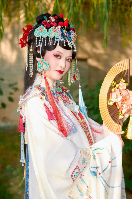 身穿国潮戏曲服饰装扮手拿花扇的中国美女图片