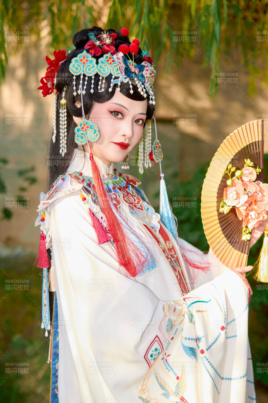 身穿国潮戏曲服饰装扮手拿花扇的中国美女图片