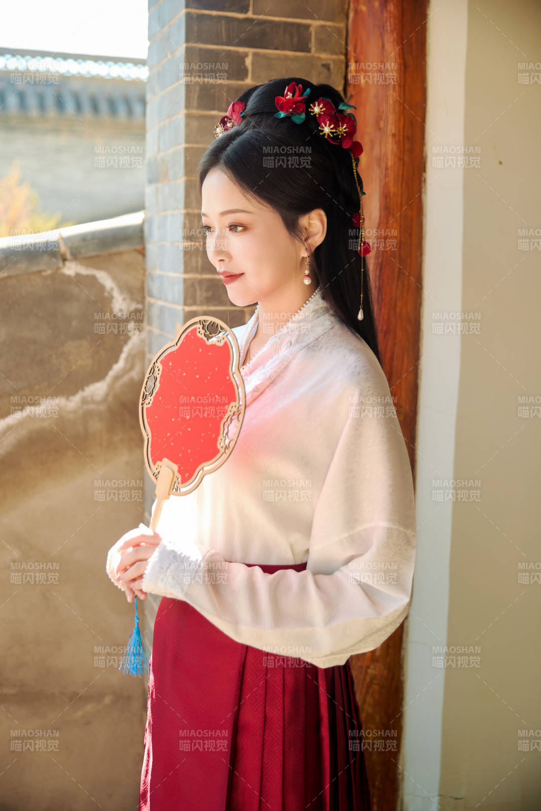 穿着中国汉族服饰马面裙的东方女性图片