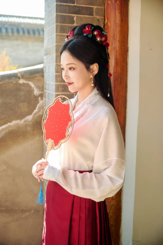 穿着中国汉族服饰马面裙的东方女性图片