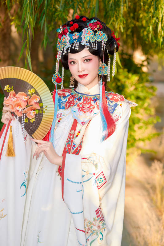 身穿国潮戏曲服饰装扮手拿花扇的中国美女图片