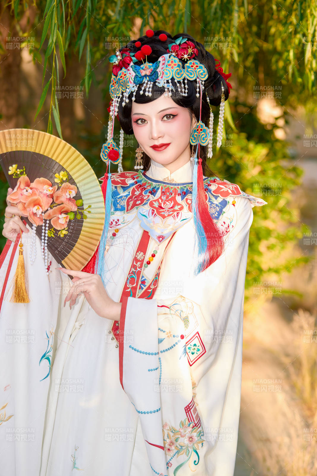 身穿国潮戏曲服饰装扮手拿花扇的中国美女图片