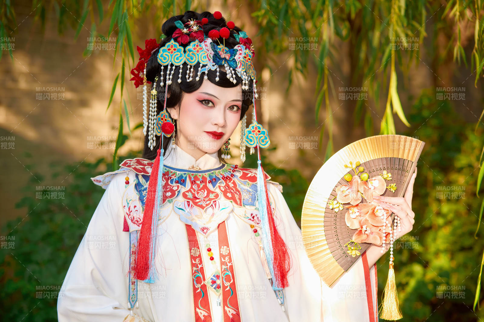 身穿国潮戏曲服饰装扮手拿花扇的中国美女图片