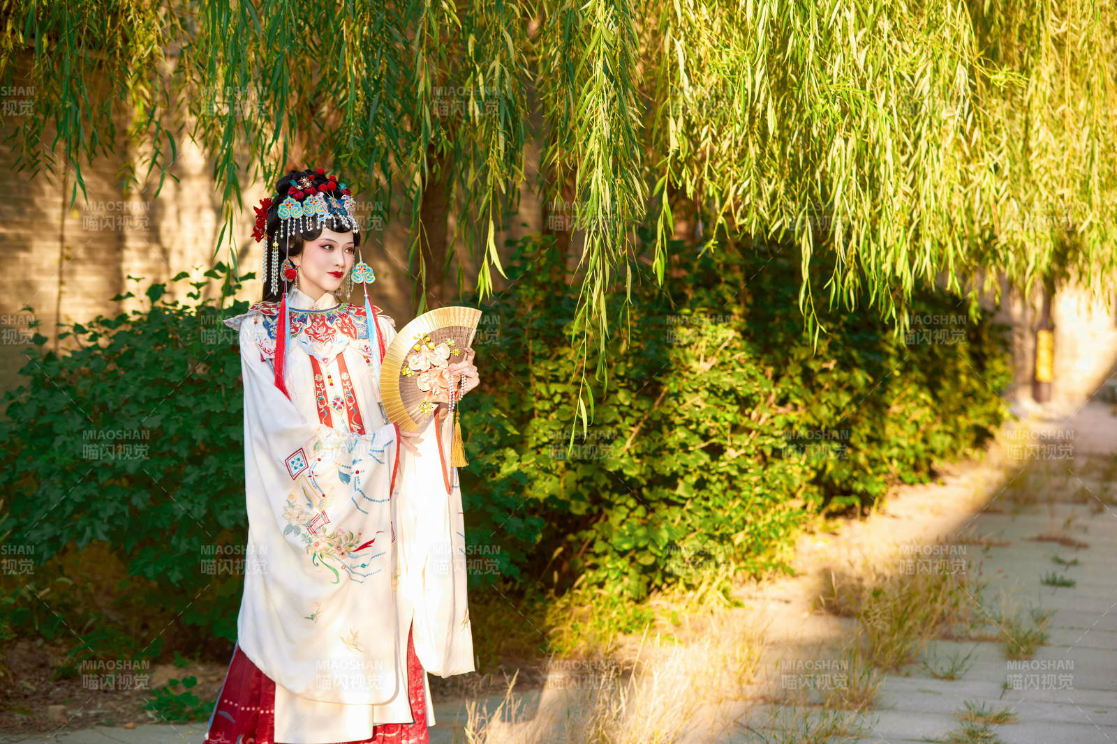 身穿国潮戏曲服饰装扮手拿花扇的中国美女图片