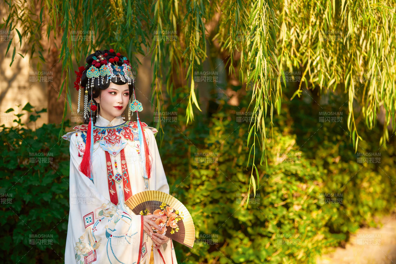 身穿国潮戏曲服饰装扮手拿花扇的中国美女图片