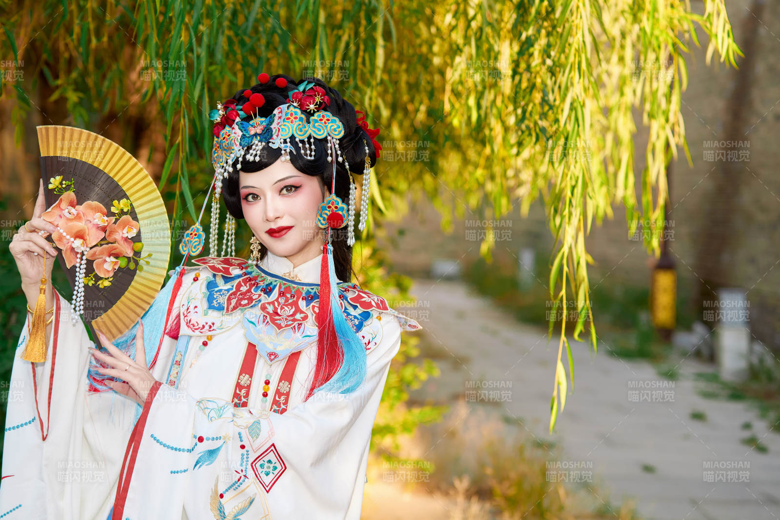 身穿国潮戏曲服饰装扮手拿花扇的中国美女图片