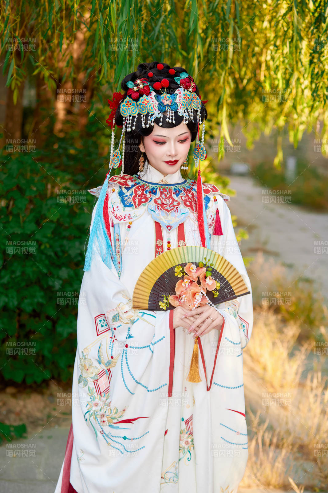 身穿国潮戏曲服饰装扮手拿花扇的中国美女图片