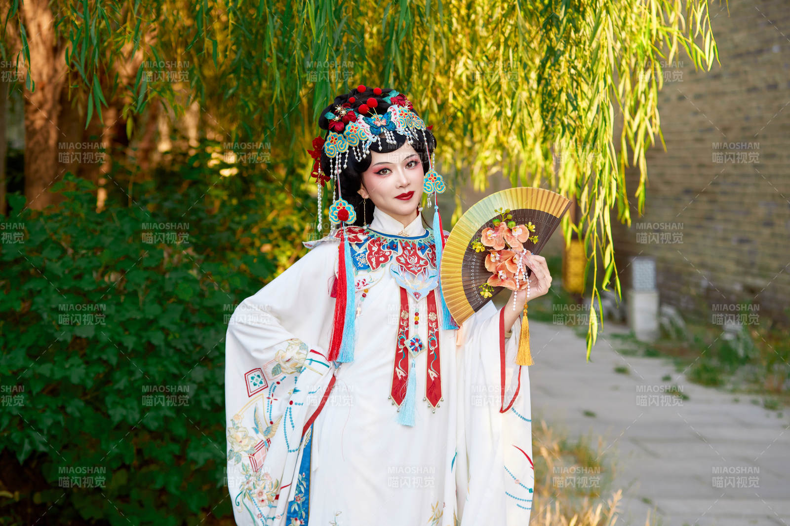 身穿国潮戏曲服饰装扮手拿花扇的中国美女图片