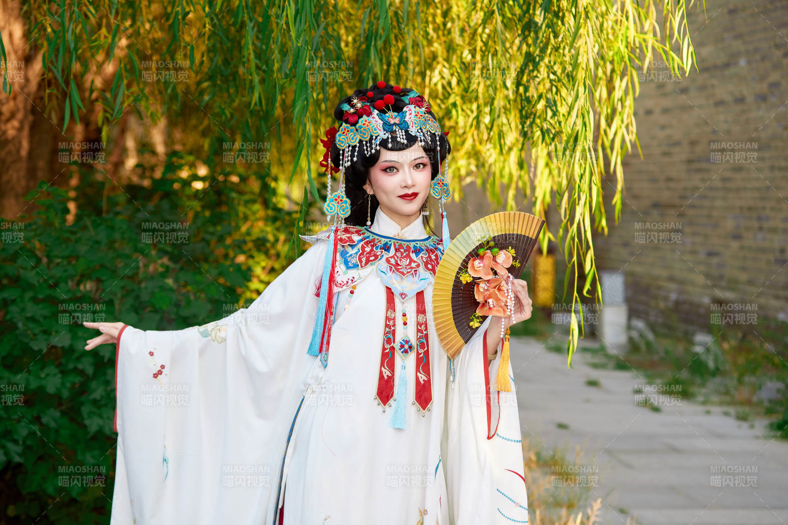 身穿国潮戏曲服饰装扮手拿花扇的中国美女图片