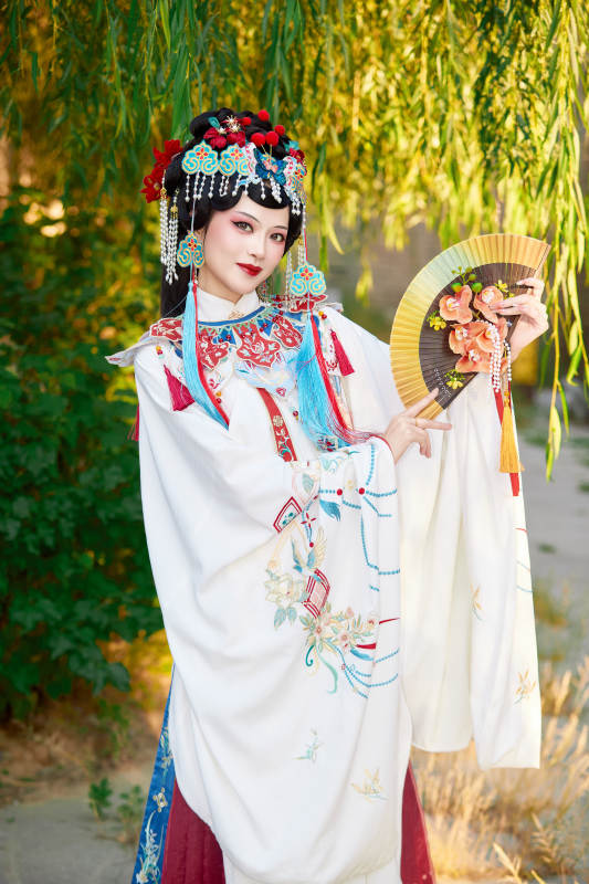 身穿国潮戏曲服饰装扮手拿花扇的中国美女图片